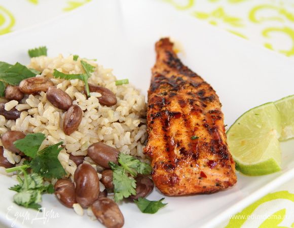 Часть кинзы смешиваем с рисом и фасолью и раскладываем гарнир по тарелкам. Выкладываем рыбу, немного взбрызгиваем соусом, присыпаем оставщейся кинзой и подаем с дольками лайма. Приятного аппетита)

