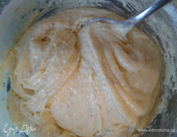 Добавляем к желткам муку и растительное масло.
все перемешиваем до однородной массы.