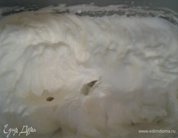 Белки взбить в крепкую пену.
