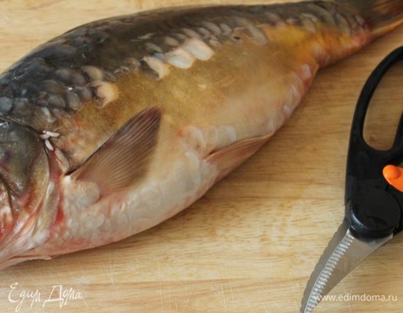 Карпа очистить от чешуи, удалить внутренности.
