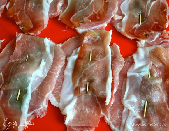 Закрепить с помощью зубочистки.