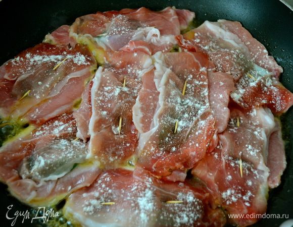 Обжарить на большой сковороде на сливочном и растительном масле с двух сторон.  