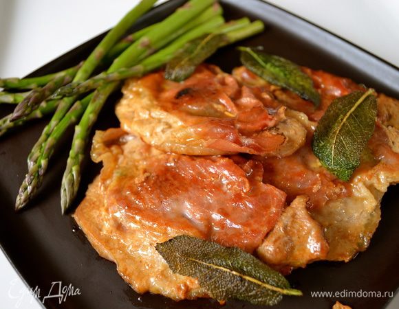 Удалить из мяса зубочистки. Подавать сразу же! )) 
В.Бонтемпи в качестве гарнира советует подать поленту или зеленую стручковую фасоль. Но отлично подойдут и другие любимые вами виды гарнира... Я подала с молодой слегка отваренной спаржей... Buon appetito! 