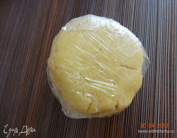 Замесить песочное тесто из указанных продуктов (просеять в миску муку, добавить соль, сахар, холодное сливочное масло, все порубить ножом в крошку, постепенно добавляя холодную воду, сформировать шар, обернуть пленкой, убрать в холод на 1-1,5 ч).