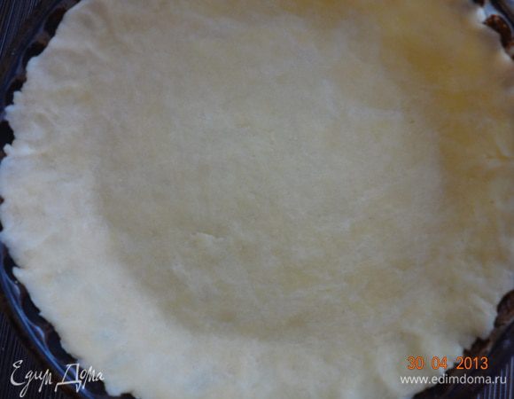 Форму смазать сливочным маслом, присыпать мукой (у меня 22 см.), я взяла половину теста, раскатать в пласт толщиной 0,5 см. перенести в форму, бортики подровнять. Сделать несколько наколов вилкой, положить пергаментную бумагу с грузом на корж и отправить в разогретую до 200 С духовку на 20 минут. Вынуть, дать немного остыть в форме, а затем на решетке до полного остывания.