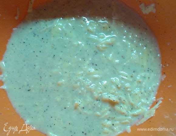 Ставим варить пасту. Взбиваем яйца, трем весь сыр, сливки, перец и перемешиваем хорошо