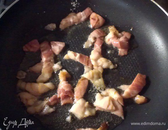 Жарим бекон на оливковом масле до золотистости. Паста сварилась, необходимо зачерпнуть немного воды, в которой варилась паста (для загустения соуса), и положить пасту  к бекону