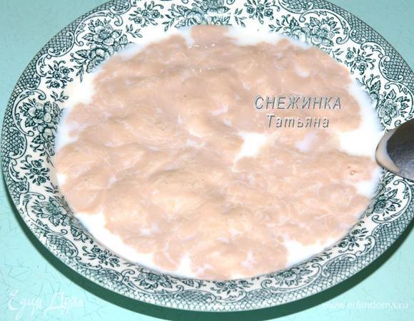 Молоко  немного нагреваем до тёплого, идеально 30-45 градусов, если сильно нагреть, дрожжи погибают. Добавляем 1 ст.л. сахара и дрожжи. Оставляем на 15 минут, чтобы образовалась «шапочка», это значит, что дрожжи живые и прекрасно будут работать в тесте.