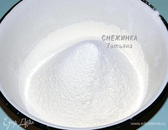 Просеиваем в миску 300 г муки. 