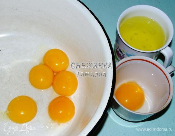 У яиц отделяем белки от желтков. Один желток оставляем для смазывания куличей перед выпечкой. Белки будем использовать все.