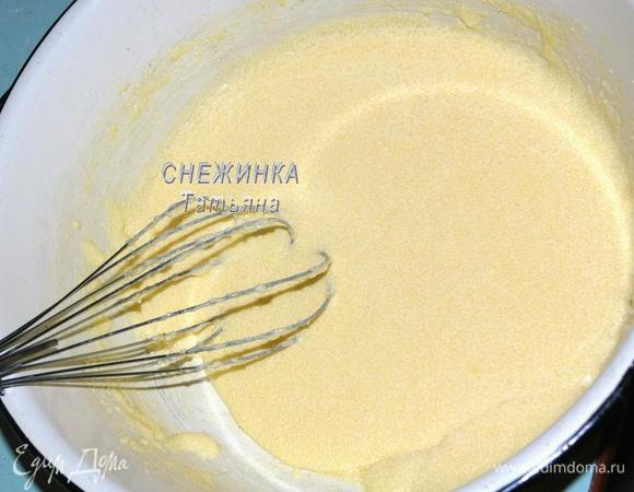 Желтки растираем с сахаром  до полного растворения сахара и однородности массы. Я это делаю венчиком, можно воспользоваться миксером или комбайном.