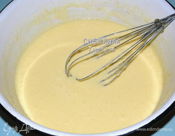 Добавляем соль, ванилин. 200 г сливочного масла растапливаем и также добавляем к яичной массе, перемешиваем. Оставшиеся 100 г масла оставляем при комнатной температуре размягчиться.