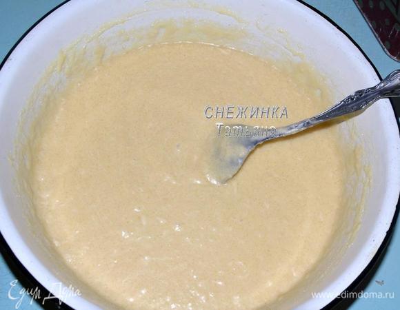 Соединяем масляно-яичную массу с опарой, хорошенько вымешиваем.