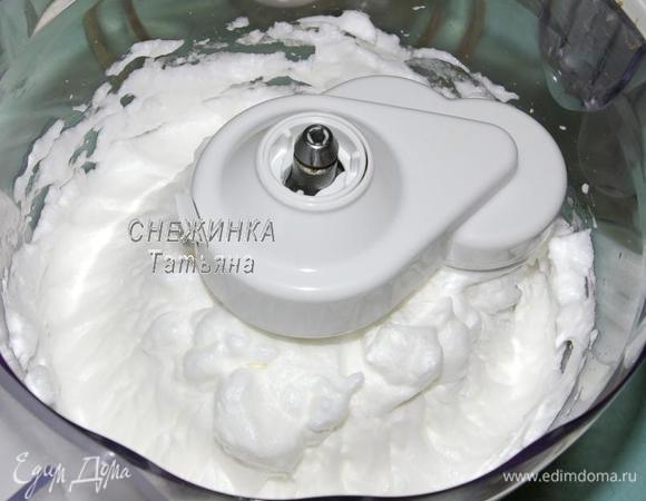 Белки взбиваем миксером или в комбайне до устойчивых «жёстких» пик.