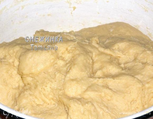 Затем также аккуратно добавляем в тесто оставшуюся муку, просеивая её. Добавляйте муку постепенно, возможно Вашей муки уйдёт меньше, но, как правило, у меня из года в год всё совпадает)) Вымешиваем тесто руками, месим минут 15 до того момента, когда оно будет отставать от рук, и получится гладкий, мягкий, но упругий комок.