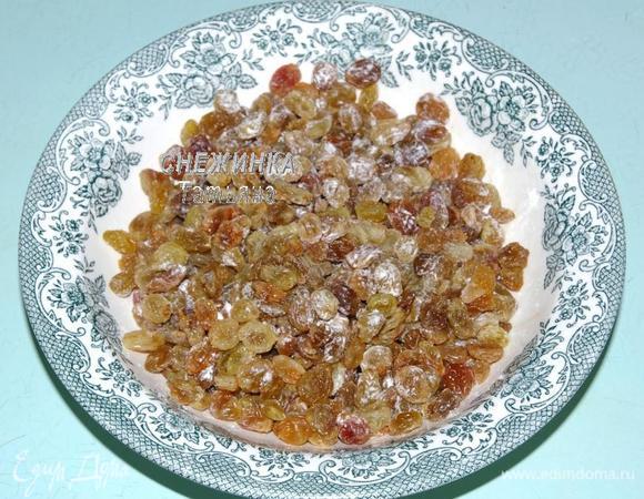 В это время замачиваем в горячей воде изюм. Затем хорошо промываем и даём обсохнуть. Пересыпаем изюм мукой (буквально 1 ложки муки достаточно). 