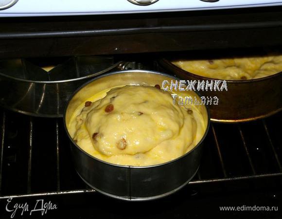 Оставляем куличики на расстойку на 30 минут. В это время разогреваем духовку до 190С. Смазываем куличи оставшимся желтком. 

