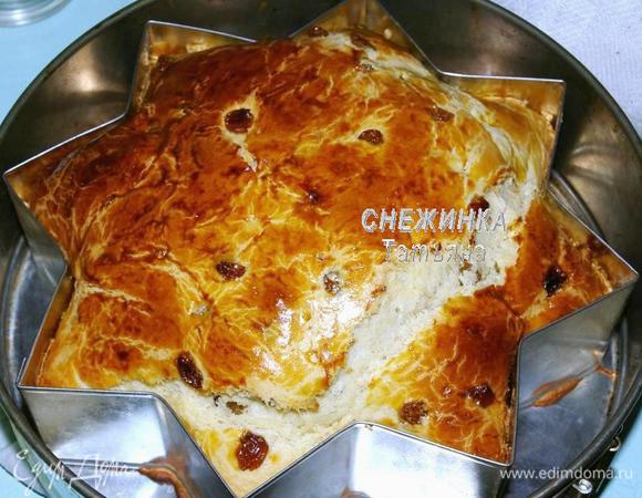 Отправляем выпекаться на 40-45 минут. В общем-то, всё зависит от величины кулича. Готовность проверяйте зубочисткой, если она выходит сухая, значит готово.