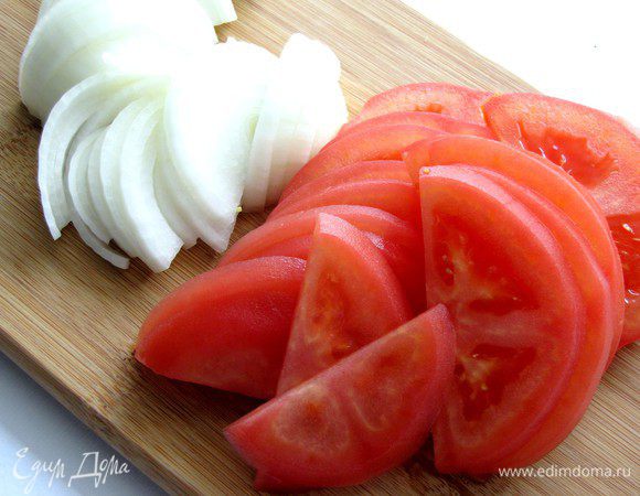 Лук и помидоры нарежьте полукольцами.
