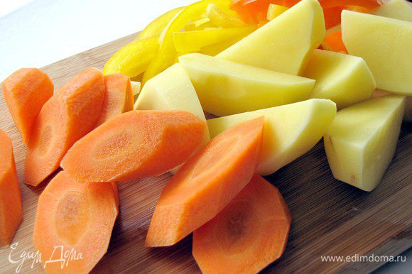 Картофель разрежьте на две или 4 части, каждую морковку на 5-6 частей. Сладкий перец нарежьте соломкой.