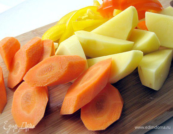 Картофель разрежьте на две или 4 части, каждую морковку на 5-6 частей. Сладкий перец нарежьте соломкой.