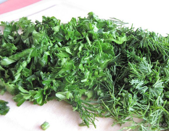 Зелень измельчите. 
