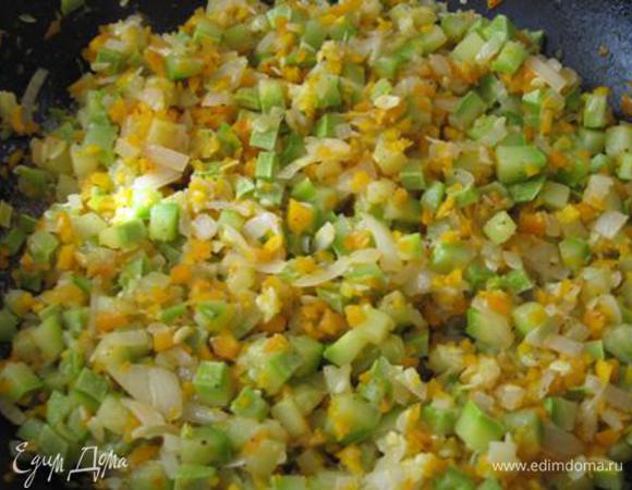 Кабачки, морковь, лук и чеснок мелко режем. На сливочном масле обжариваем до прозрачности лук и чеснок, после добавляем кабачки и морковь. Жарим до полуготовности.