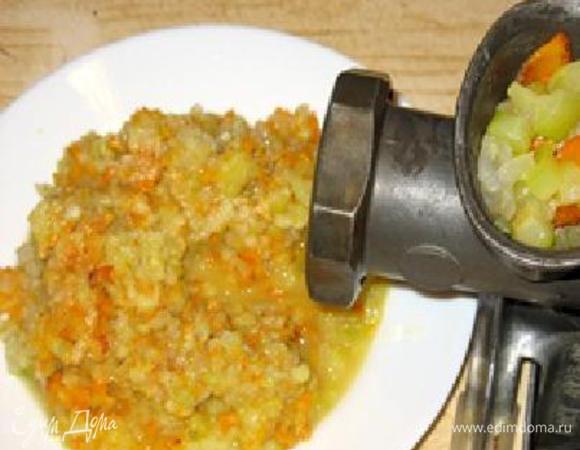 Проготовленные овощи пропускаем через мясорубку (лучше блендер, но у меня он сгорел).