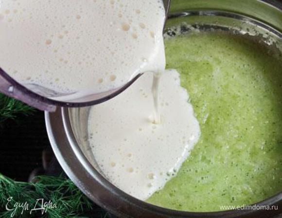 Яйца взбиваем с молоком и сыром, заливаем овощную массу, приправляем солью, перцем и зеленью по вкусу.