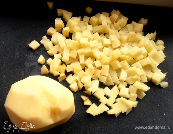 Затем картофель мелкими кубиками...