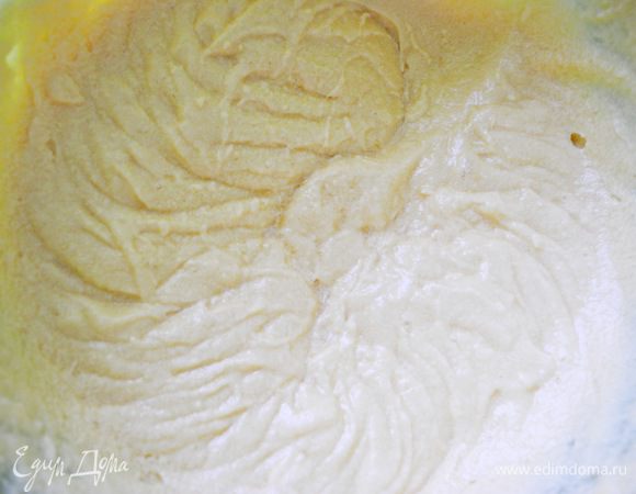 Добавить сметану с разрыхлителем и ещё раз взбить.