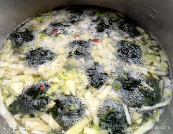 Ставим вариться капусту с картофелем,затем немного позже кидаем кубики из крапивы (можно не размораживать их заранее!).