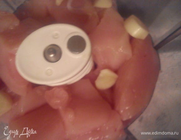 Куриное филе нарезать и измельчить в прцессоре вместе с чесноком