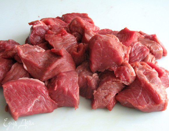 Мясо нарежьте средними кусочками.