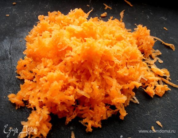 Морковь натираем на мелкой тёрке...