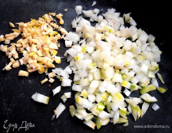 Лук,чеснок мелко покрошить...