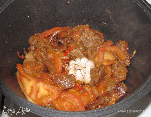 Опустите в поджарку чеснок и притопите его там.