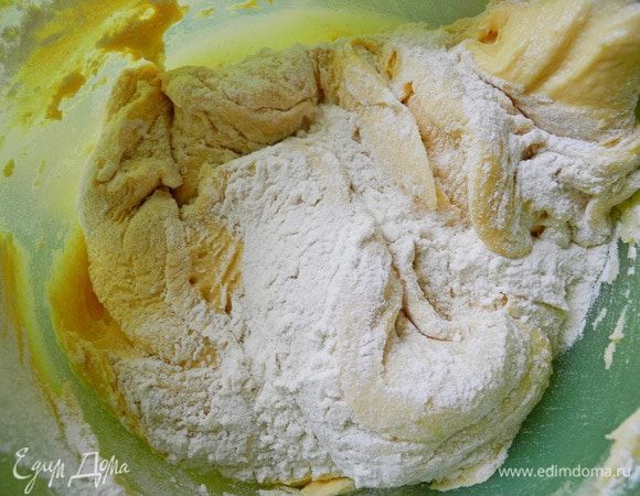 По одному добавить яйца, каждый раз хорошо взбивая.	Добавить муку и перемешать.