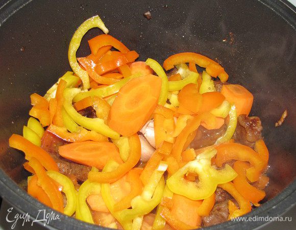 Далее слоями уложите морковь, сладкий перец.