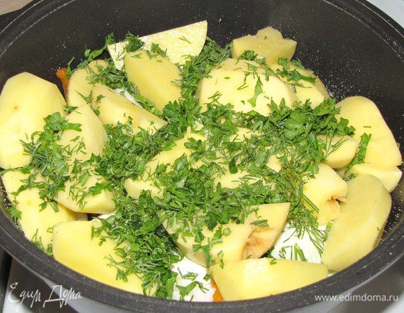 Сверху слоями уложите картофель и оставшуюся зелень. 