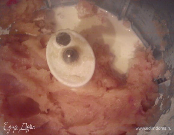 Влить сливки и продолжать взбивать, добавить по одному белки. 