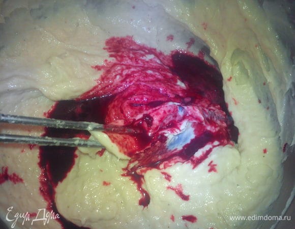 Продолжая взбивать, добавить свекольный сок и специи.