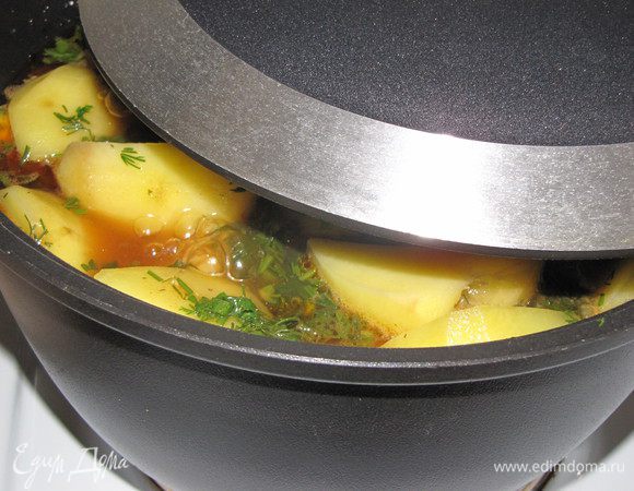 Влейте два стакана кипяченой подсоленой воды. Плотно закройте казан крышкой. Уменьшите огонь до минимума и томите 1,5 часа.