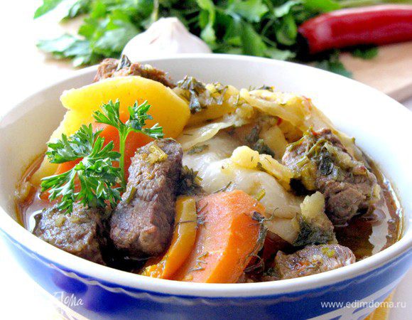 Можете подать это блюдо в большом общем блюде или порционно в касах, вместе с образовавшимся соусом. Сверху присыпьте свежей нарезанной зеленью.
Приятного аппетита!