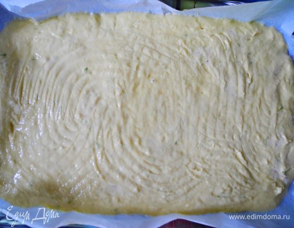 Форму  застелить бумагой для выпечки, выложить и разровнять тесто.