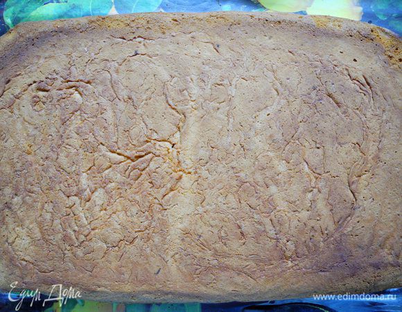 Разогреть духовку до 180 градусов.
Поставить выпекаться на 40-50 минут, в зависимости от диаметра формы. Так как поверхность получилась немного "бугристая", корж я перевернула.
Корж получается очень ароматный, в меру сладкий, немного похож на коврижку, немного на песочное пирожное.