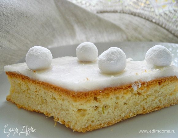 Когда пирог испечётся, делаем глазурь.
Смешаем все ингредиенты для глазури и растопим на водяной бане.
Быстро заливаем пирог и разравниваем.
