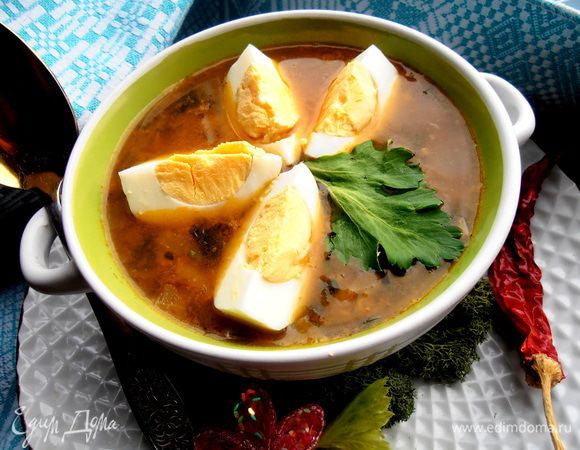 И аккуратно выкладываем дольки сверху! На каждую порцию рекомендуется по одному яичку!