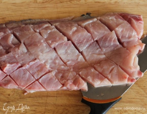 На каждом филе сделать диагональные надрезы, не прорезая кожу.