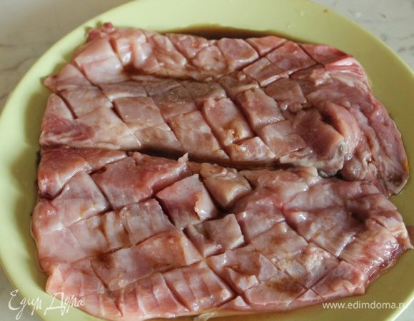 Филе посолить, полить лимонным соком и соевым соусом. Оставить на 20 минут.